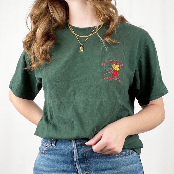 Vintage Canadian Embroidered Oversized T-shirt Ottawa Canada Maple Leaf Tree Tee - Picture 4 of 7
